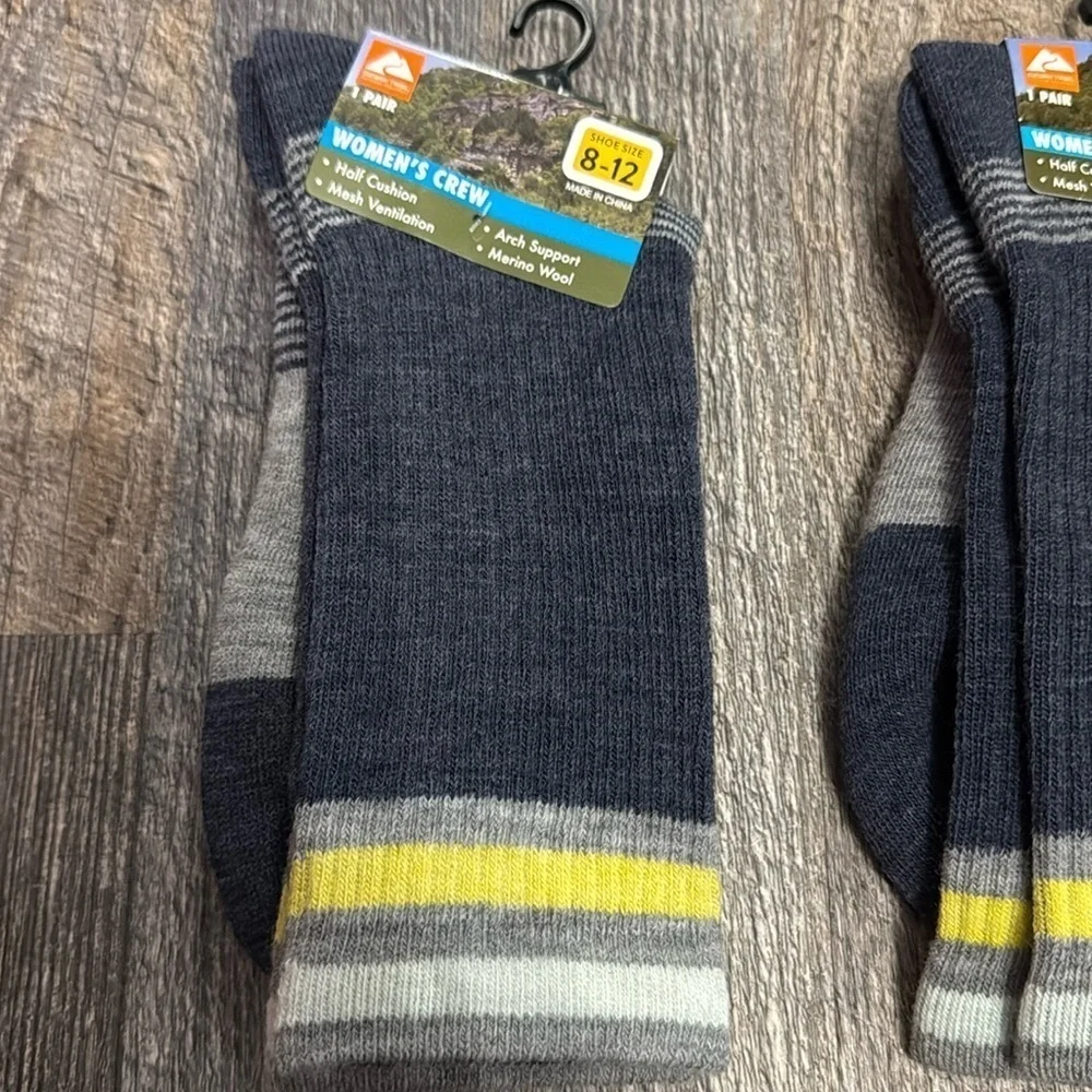 2 pairs women’s socks
